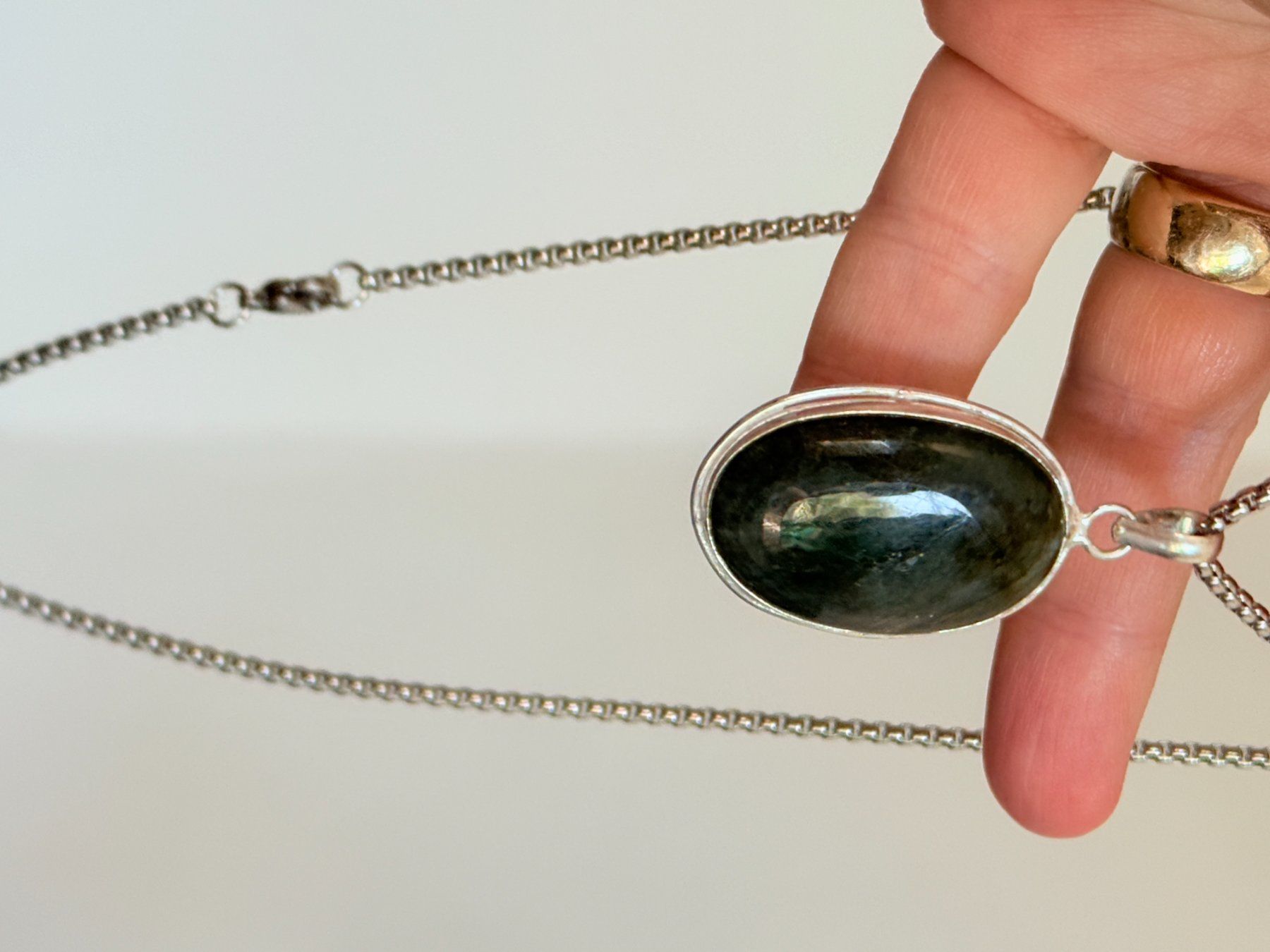 Catenine: Collier vintage avec pendentif pierre Labradorite – Nuovo e nell'imballaggio originale da Genève venduto da AWWA 2