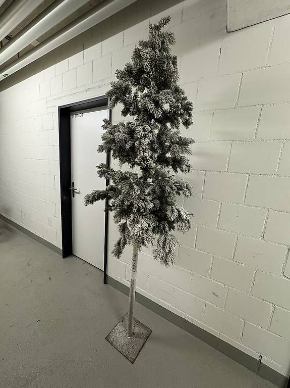 Toutes les décorations: Tannenbaum mit Schnee – D'occasion à Urdorf par Torti01