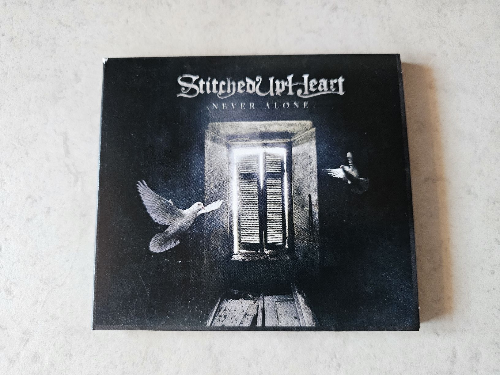 CD: Stitched Up Heart  -  Never Alone – Usato da Schneisingen venduto da backstore24