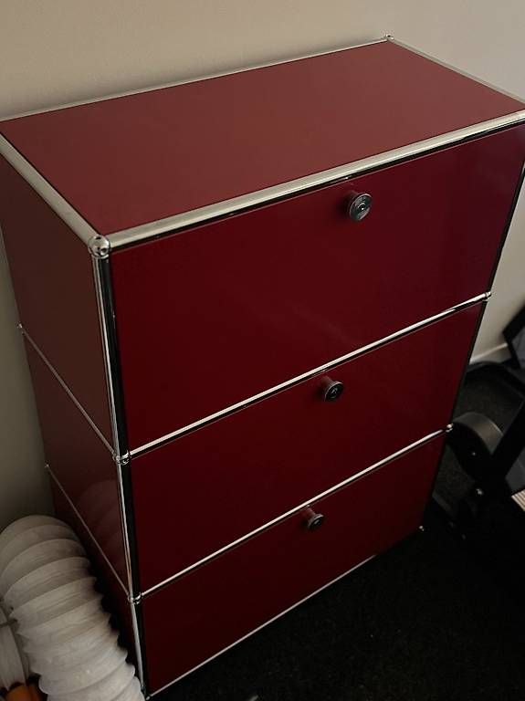 Cassettiere: USM Haller Highboard rubinrot – Usato da Brüttisellen venduto da swagger