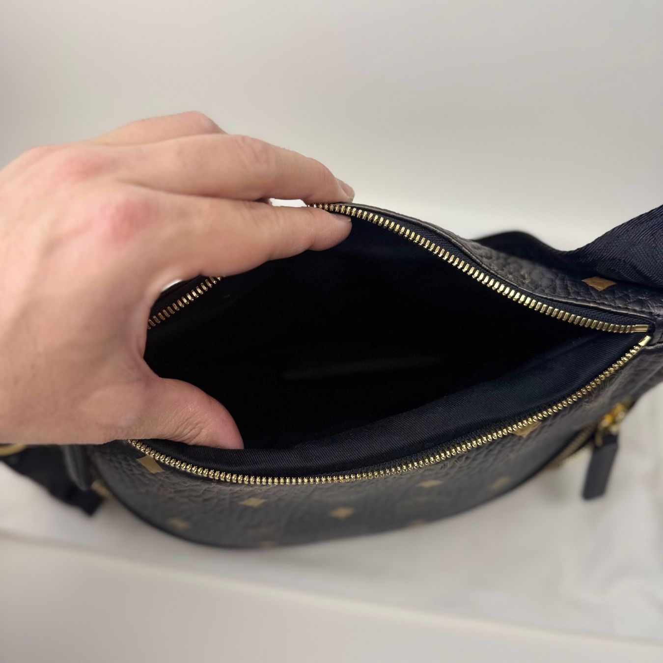 Mcm Borse: MCM Gürteltasche schwarz-gold – Usato da Sursee venduto da Justmibu 4