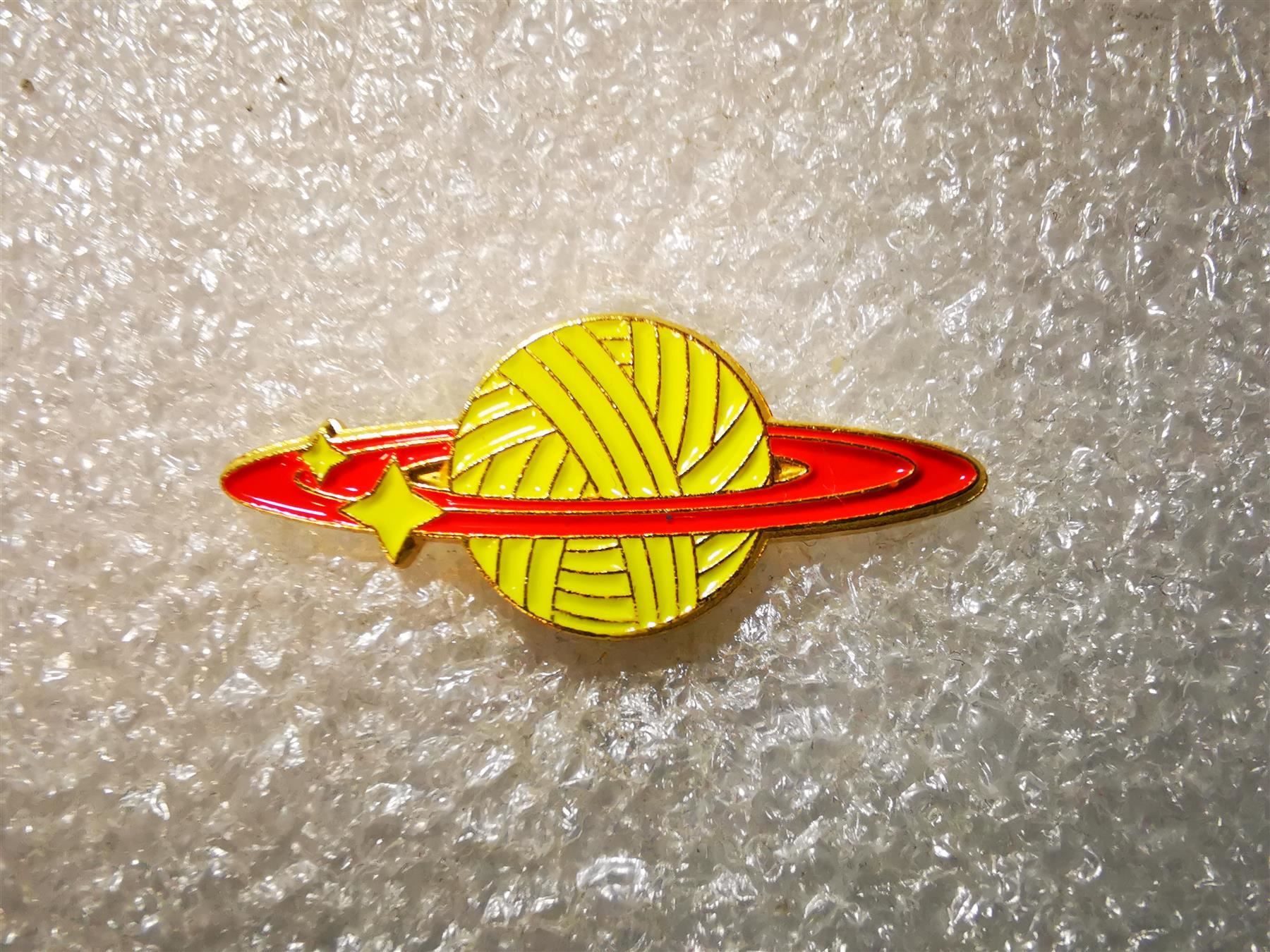 Placchette & Badge: Ansteckpin 56: Wollplanet – Usato da Oppligen venduto da Pin-Fall-Shop