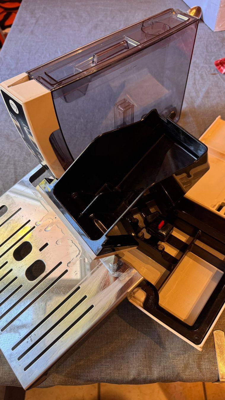De'Longhi Kaffeemaschinen & Espressomaschinen: DeLonghi Dinamica weiss – Defekt aus Bettlach von Crita 2