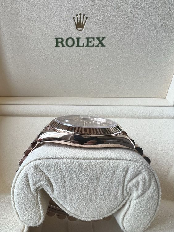 Rolex Orologi: Rolex Daydate 40mm 18k Rosegold Baguette Sundust 228235 Full – Usato da Brugg AG venduto da Wristdeal 4