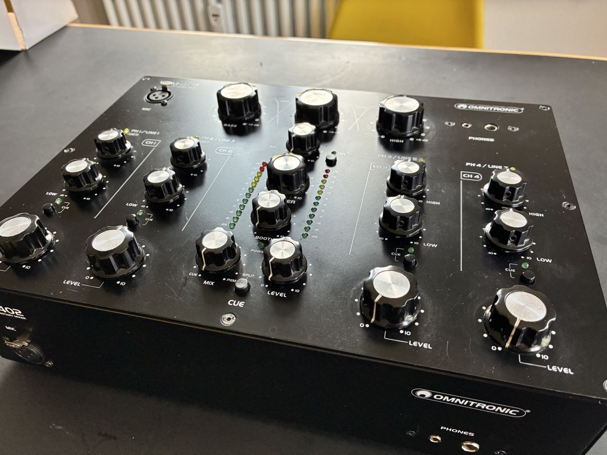 Console di mixaggio: Omnitronic TRM-402 – Usato da Zürich venduto da flohhaufen 1
