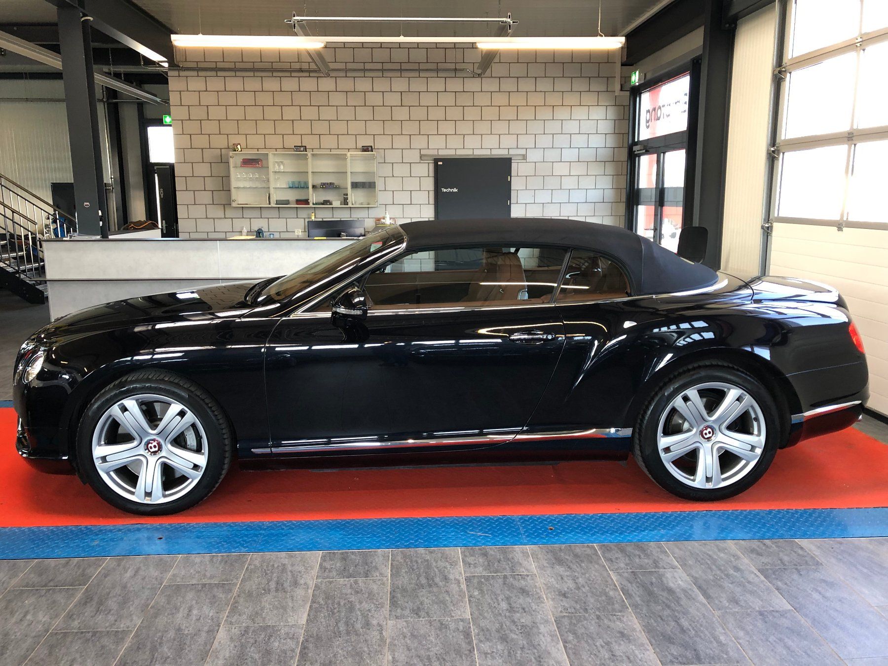 Bentley Automobili: BENTLEY Continental GTC 4.0 V8 – Usato da Gampelen venduto da Steuer0 2