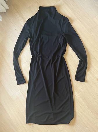 Rückenfreies Schwarzes Kleid