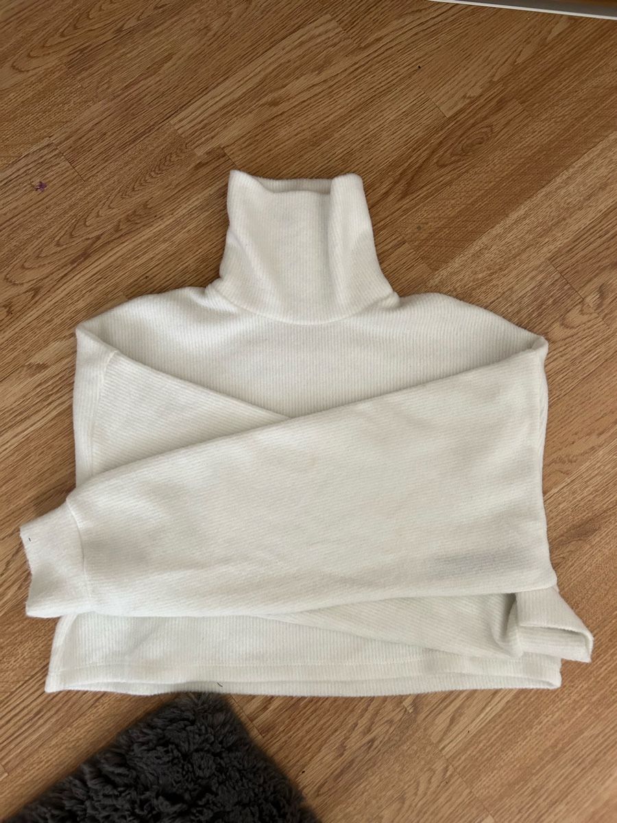 Bershka Pullover & Sweatshirts: Weisser flauschiger Pulli – Neu (gemäss Beschreibung) aus Wetzikon ZH von zuz_ffn2 1