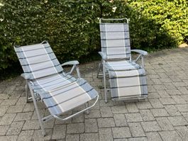 Zwei Garten- oder Campingstühle