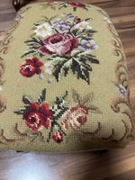 Vintage Fusshocker mit Rosenmuster - Charmantes Detail