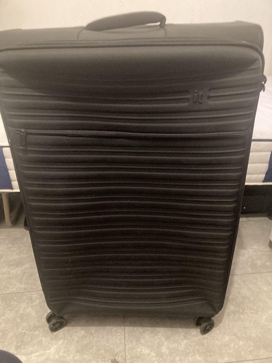 Reisekoffer: IT Luggage Suitcase Black Large Rolling Case – Gebraucht aus Zürich von sele_x