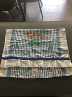 Blau-weisses Tuch mit Blumenmuster & Spitze