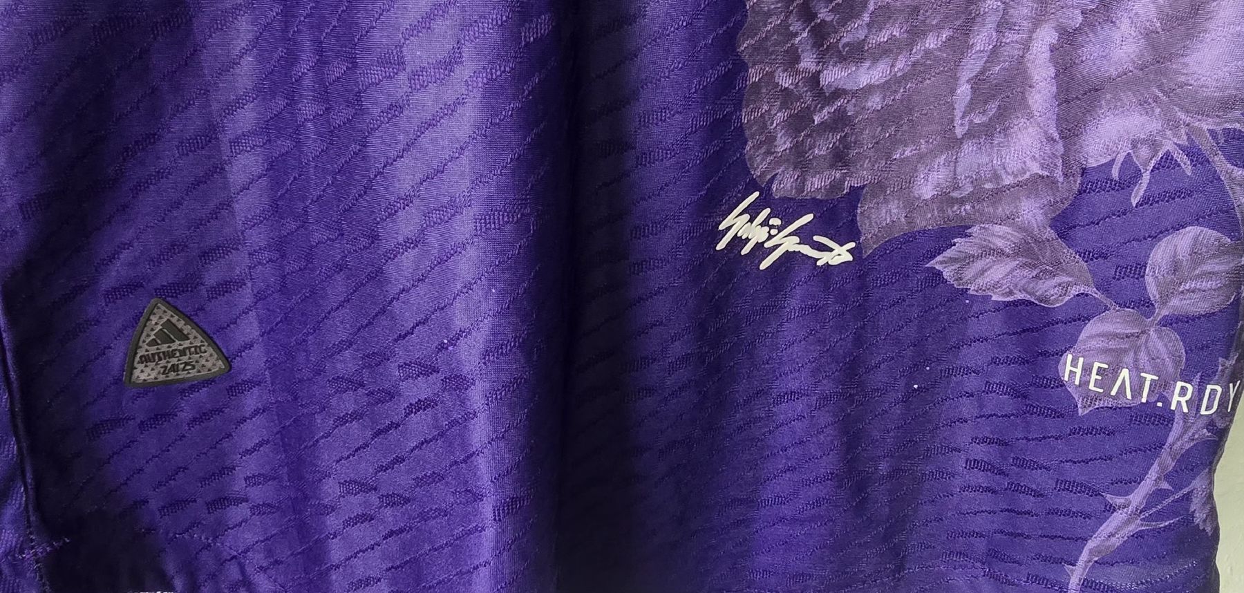 Real Madrid Canottiere & Pantaloni: Maillot Real Madrid Y-3 Violet Fleur - Taille M – Usato da Genève venduto da MariaS2 4