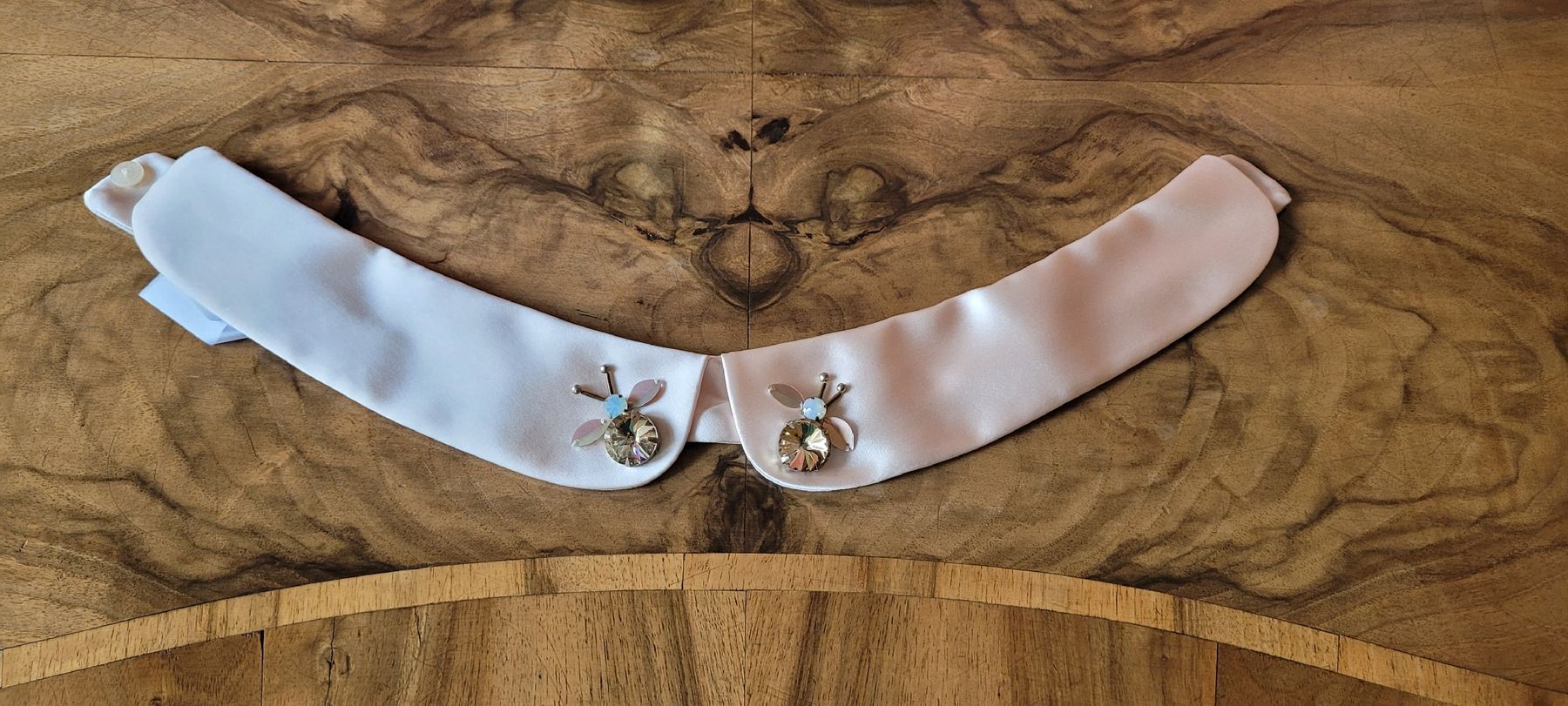 Foulard & Sciarpe: Precious Kragen Satin Rose – Nuovo (secondo la descrizione) da Winterthur venduto da Wohnhaus
