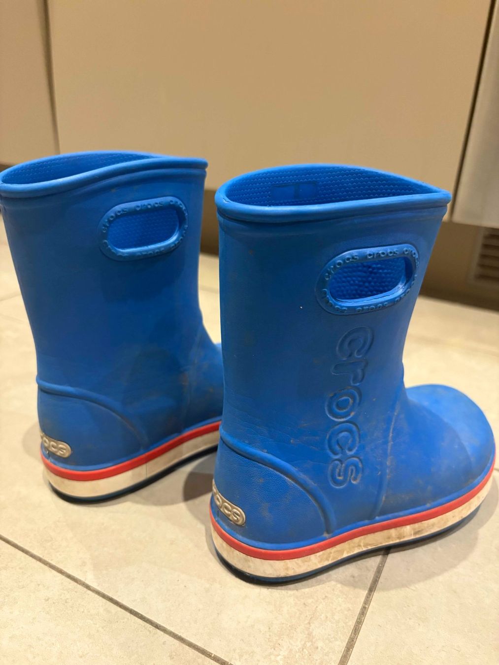 Crocs Chaussures garçon: Crocs Kindergummistiefel – D'occasion à Baar par antalt 2