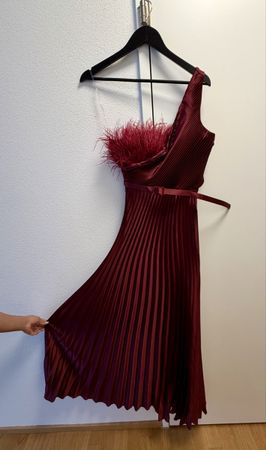 Abendkleid One-Shoulder mit Federn bordeaux neuwertig