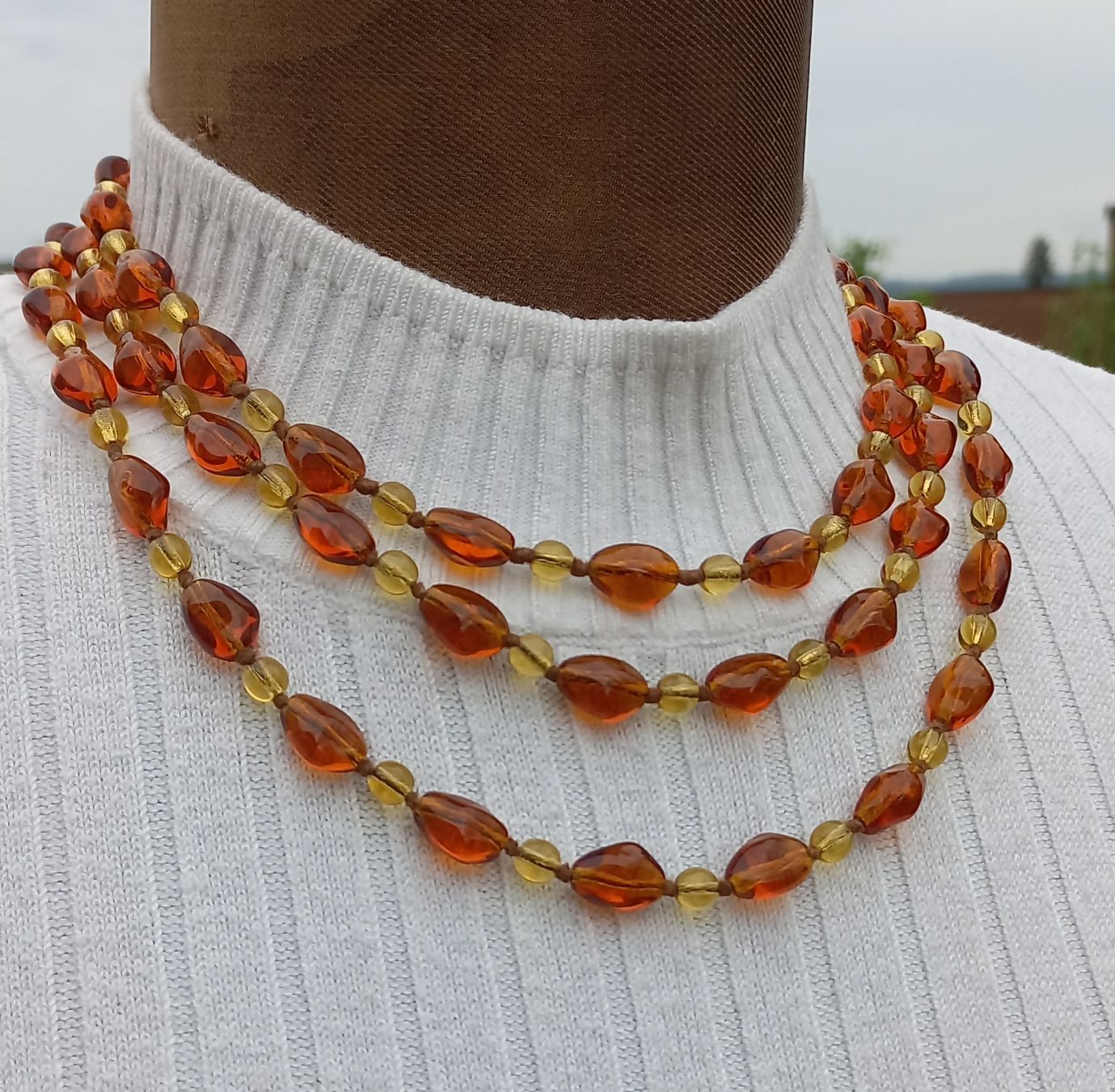Ketten: Bernsteinfarbene Vintage-Kette, dreireihig – Gebraucht aus Buchs AG von Dzirul