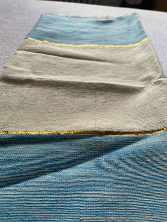 Légère écharpe blanche, bleue et dorée - Parfait pour l'été!