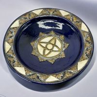 Plateau berbère céramique émaillée bleu avec détails laiton
