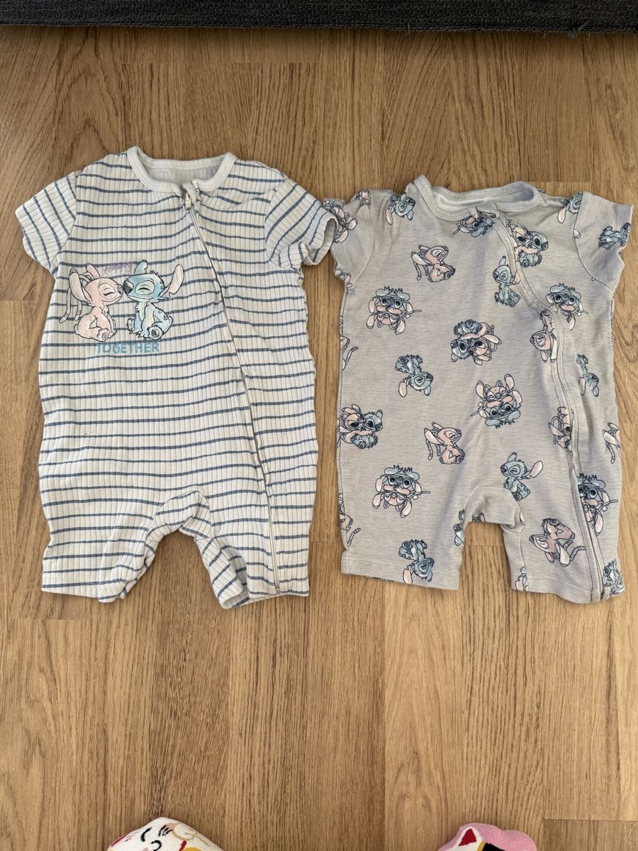 Kleiderpakete & -sets: 2er-Set Disney "Stitch" Sommer-Einteiler, Gr. 68 – Gebraucht aus Dottikon von dcwidmer