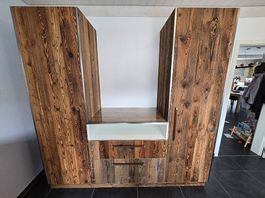 Exklusiver Schreiner-Kleiderschrank in Altholzoptik 
