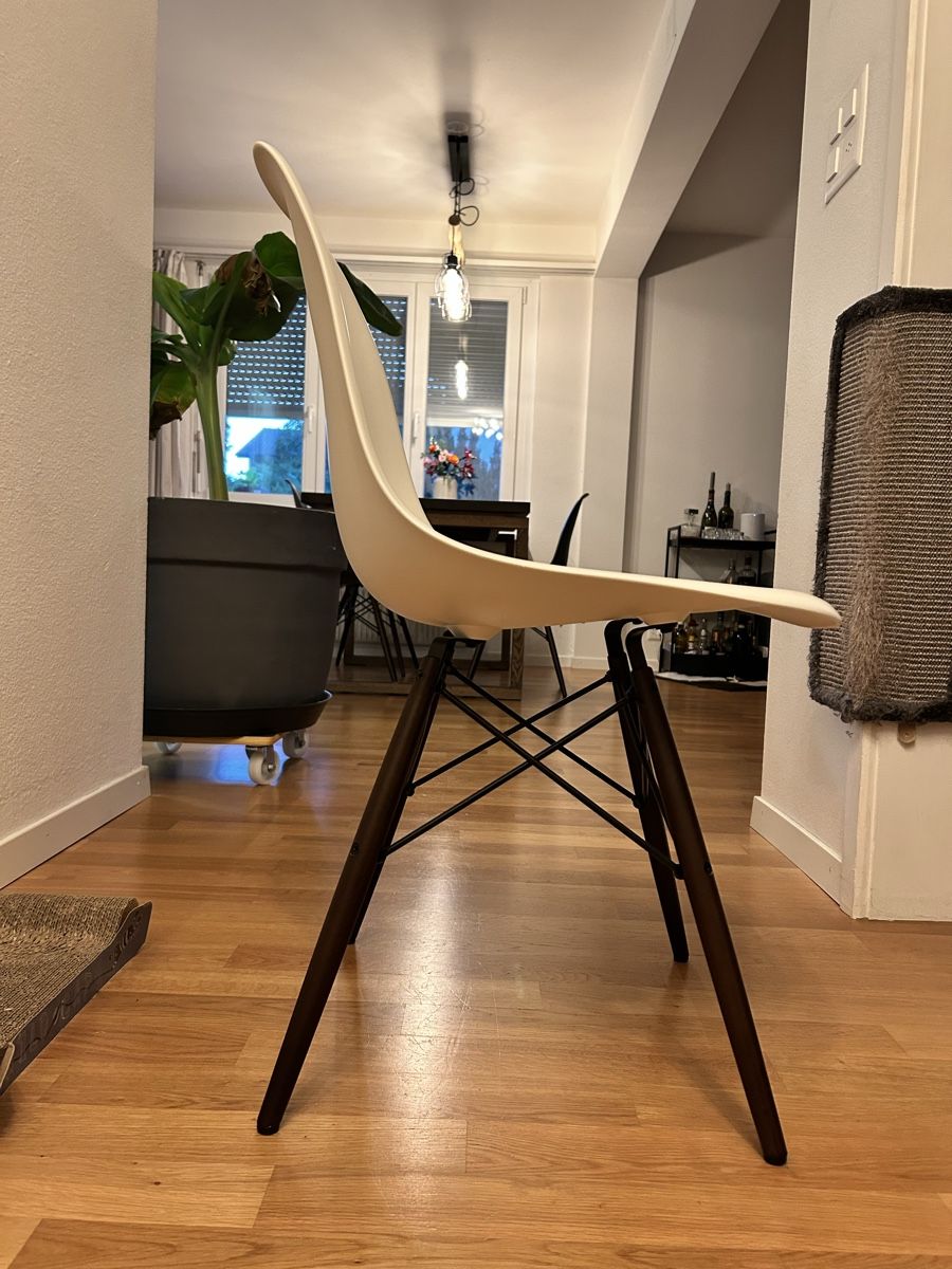 Eames Stühle: Vitra Eames Plastic Chair  – Neu (gemäss Beschreibung) aus Lyss von zbi_6xbx