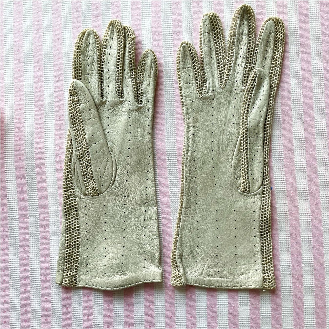 Guanti & manicotti: Handschuhe hellbeige Leder 7.5 mit Löchlimuster VINTAGE 60s – Usato da Brüttisellen venduto da Buxus 2