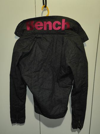Bench Damenjacke XS grau/pink mit Logo am Kragen