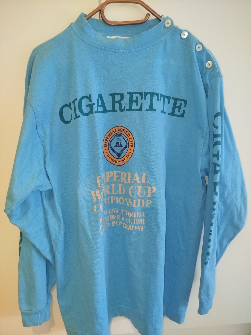 T-Shirts: pull manches longues vintage Cigarette World cup champion – Gebraucht aus Genève von Octo-puces