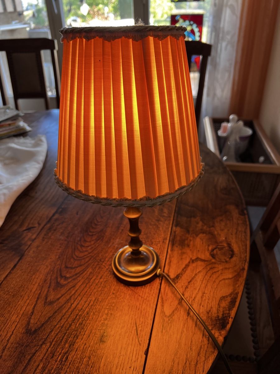 Lampes: Nachttischlampe mit Stoffschirm gebraucht – D'occasion à Neuenegg par Magosaurus 1