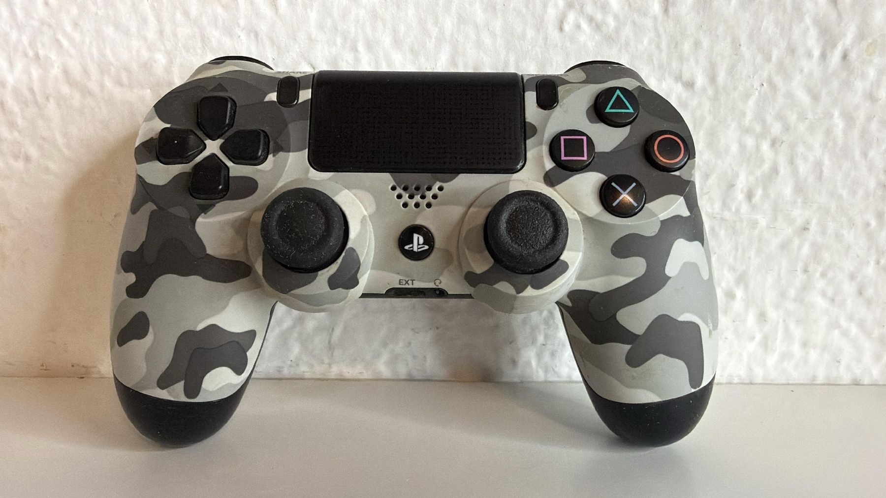 Manettes: PS4 Controller Tarnmuster grau – D'occasion à Ehrendingen par lax21 1