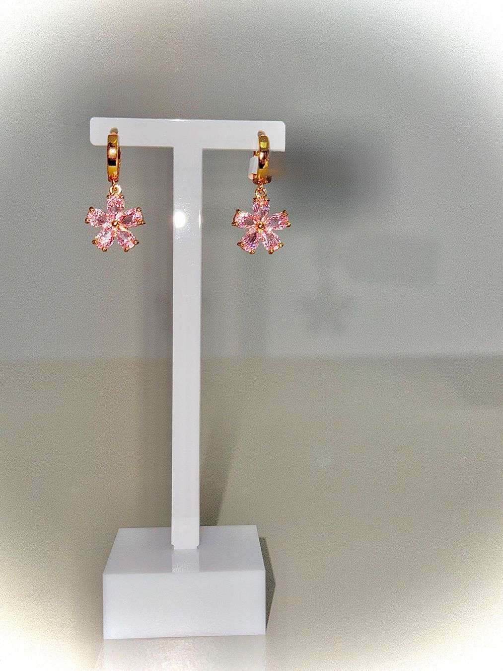 Ohrringe & -stecker: Goldene Ohrringe mit rosa Blumen Anhänger – Neu und originalverpackt aus Grenchen von JAP_Jewellery 1
