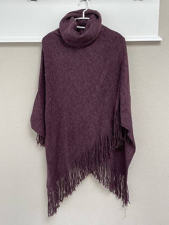 Sonstige Damenmode: Leichtes Damen Strick-Poncho Gr. M – Gebraucht aus Glis von SabrinaXA