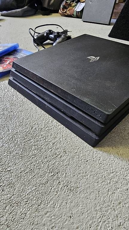 Sony Console: Playstation 4 Pro 1T + Controller – Usato da Sils im Domleschg venduto da Colin.Grischott 2