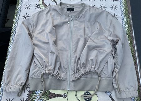 Leichte beige Damenjacke von Monari