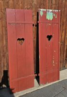 Zwei Holzfensterläden rot mit Herzmotiv gebrauchter Zustand