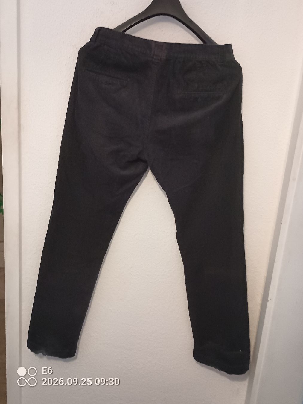 Pantaloni: Schwarze Manchesterhose – Usato da Zürich venduto da Mitzi6 1