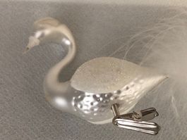 Prächtiger weisser Paradies-Vogel aus Glas mit Federnschwanz