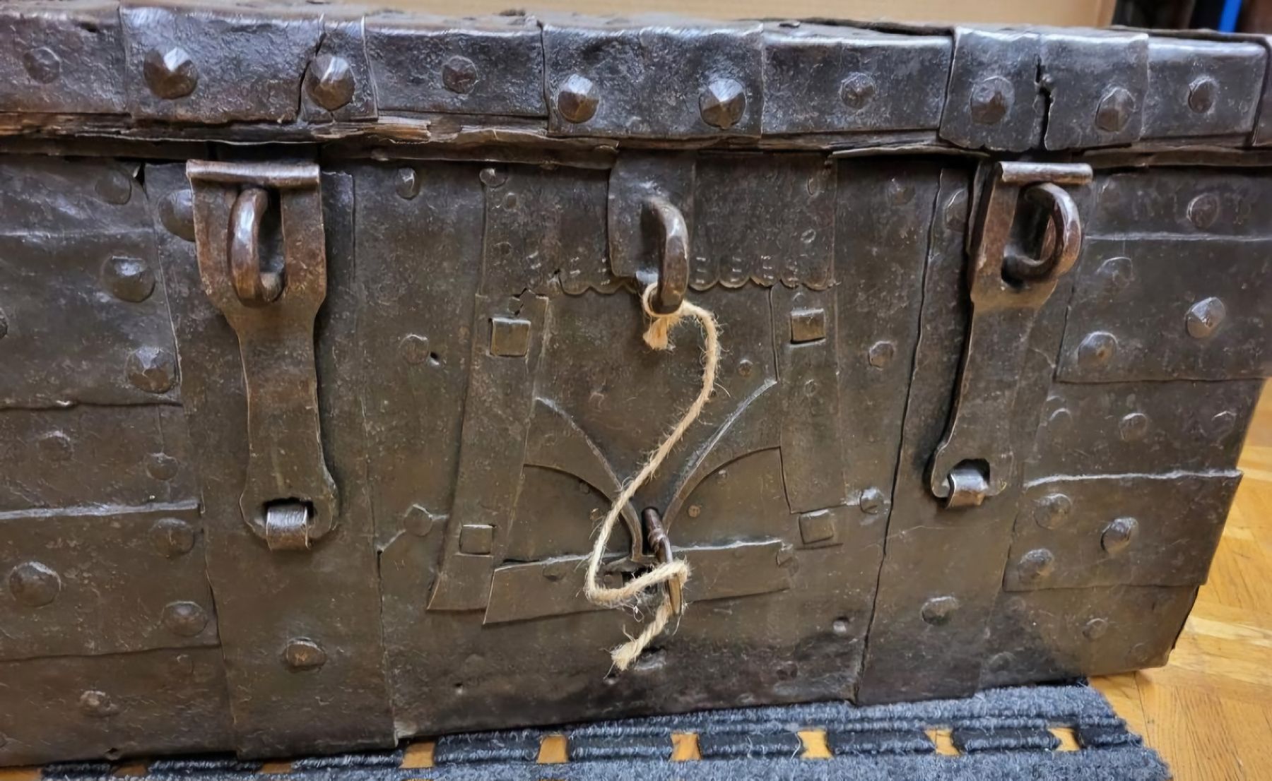 Truhen: eisen truhe museal – Gebraucht aus Schwellbrunn von Omega-alpha 5
