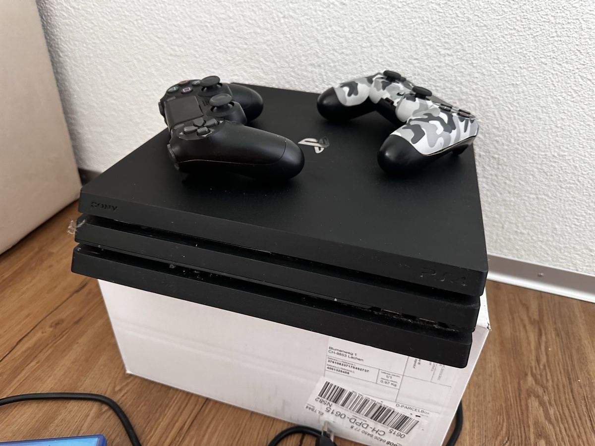 Sony Konsolen: PlayStation 4 Pro inkl. 2 Controller & 3 Spiele – Gebraucht aus Lachen SZ von _laalessia 3