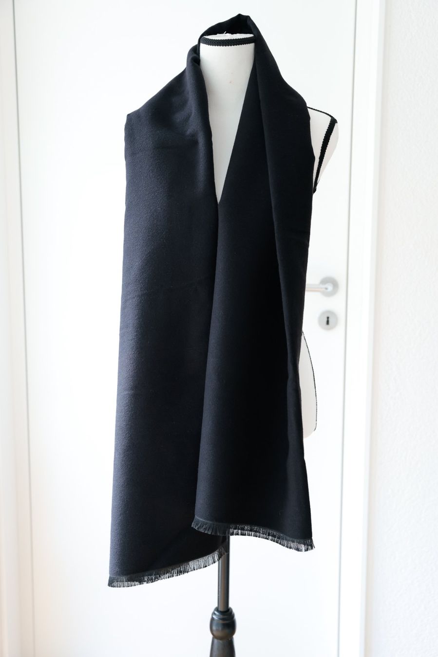 Benetton Foulard & Sciarpe: Echarpe Benetton reversible gris et noir neuf – Nuovo (secondo la descrizione) da Vevey venduto da Manicky