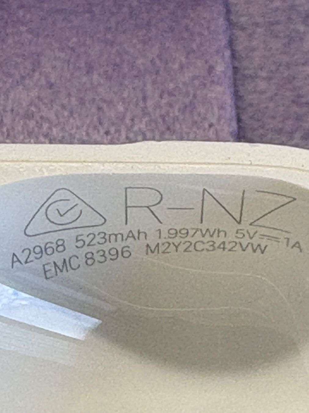 Apple Ladegeräte: Apple AirPods Pro2 charging case (A2968). – Gebraucht aus Lausanne von sil_2dxk 5