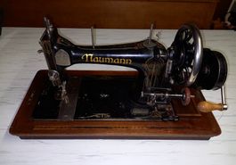 Antike HAND-NÄHMASCHINE, mit Kurbel und Koffer