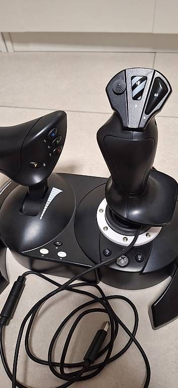 Manettes: Thrustmaster T. FLIGHT HOTAS ONE – D'occasion à Ettingen par RvZ 2