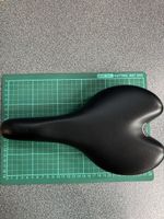 Freccia-Nera-Fahrradsattel, montiert an Fahrrädern Cilo