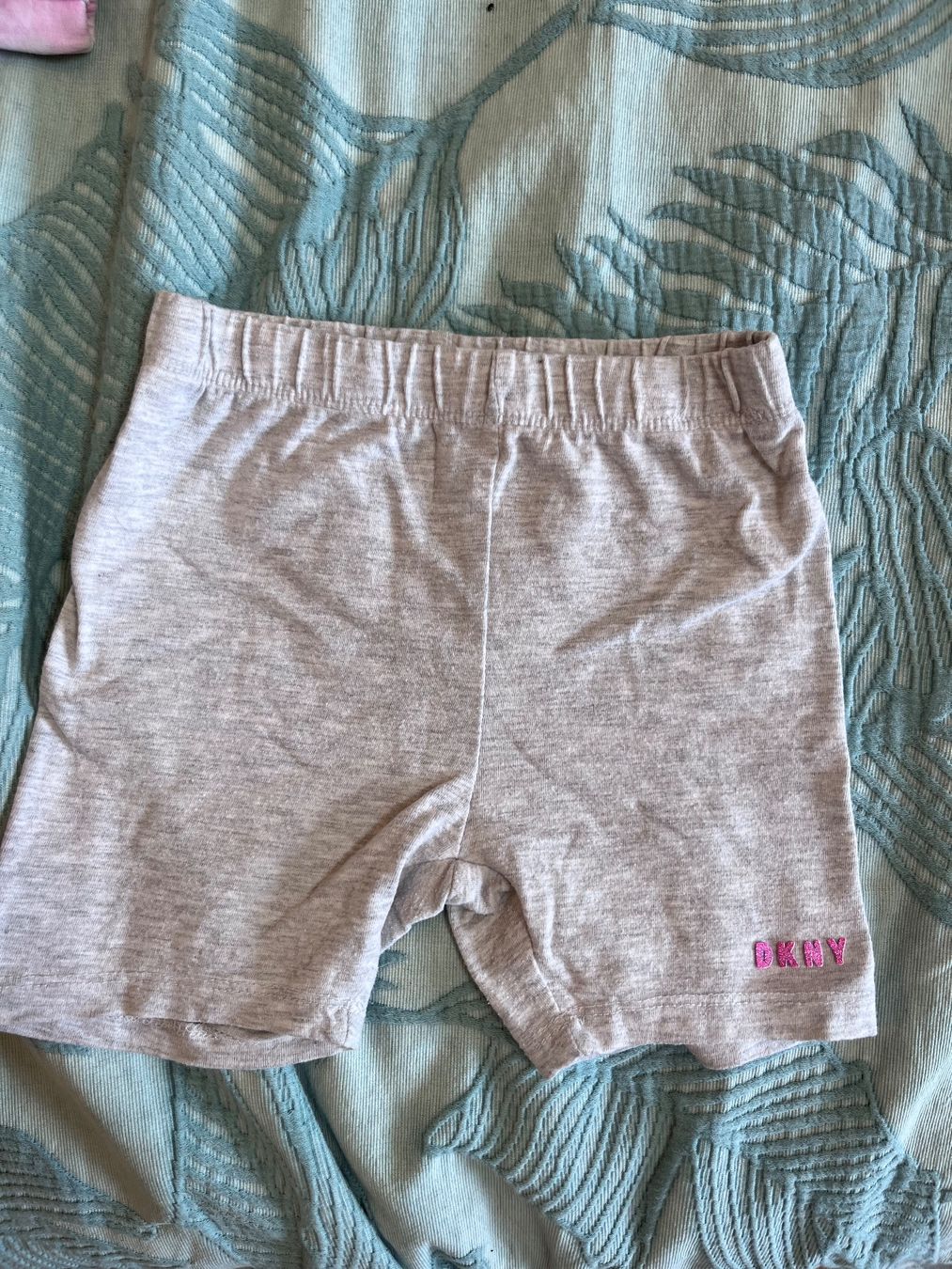 DKNY Pantaloni: DKNY Shorts, Größe 104 – Usato da Umiken venduto da deb_57xk