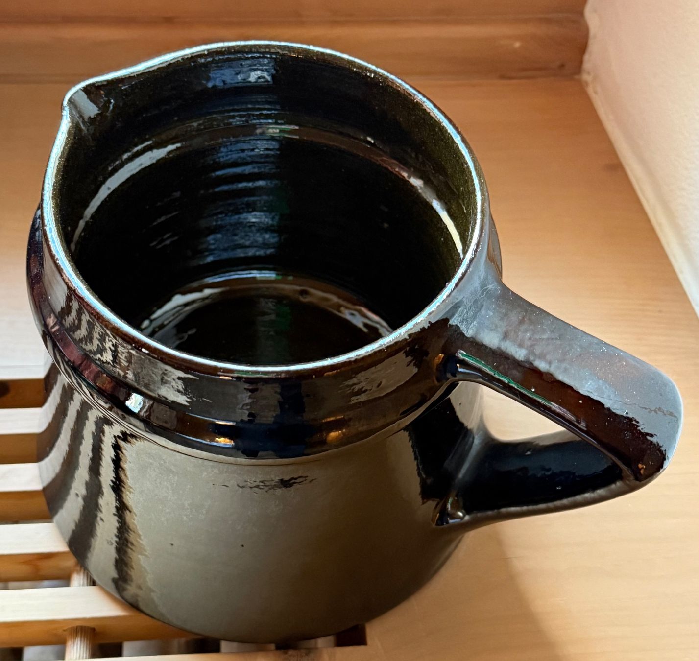 Caraffe: Rustikaler schwarzer Krug – Usato da Luzern venduto da Mamutpe 1