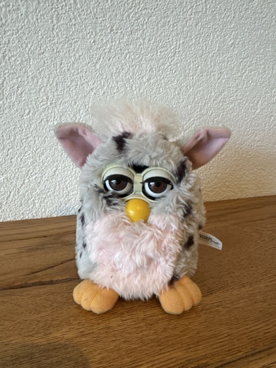 Jouets: Furby 1998 Tiger Electronics Spielzeug grau rosa – Défectueux à Lenzburg par eyworld