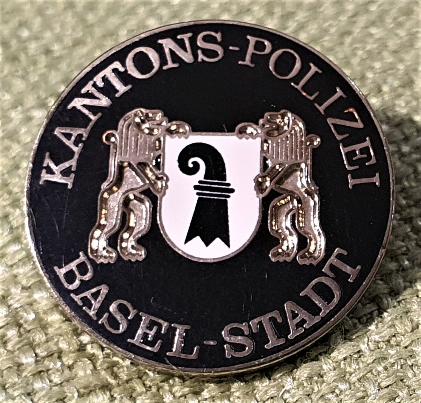 Placchette & Badge: P171 - Pin Kantons-Polizei Basel-Stadt – Usato da Reinach BL venduto da Boston-Verkauf