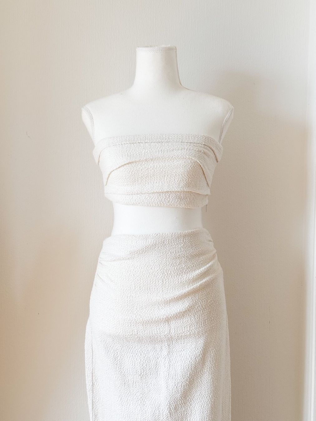 Lotti di vestiti: Magnifique ensemble crème – Nuovo (secondo la descrizione) da Lausanne venduto da Greenbyaudrey